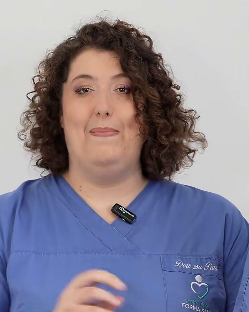 Alessandra Patti in divisa blu da ambulatorio, sorride