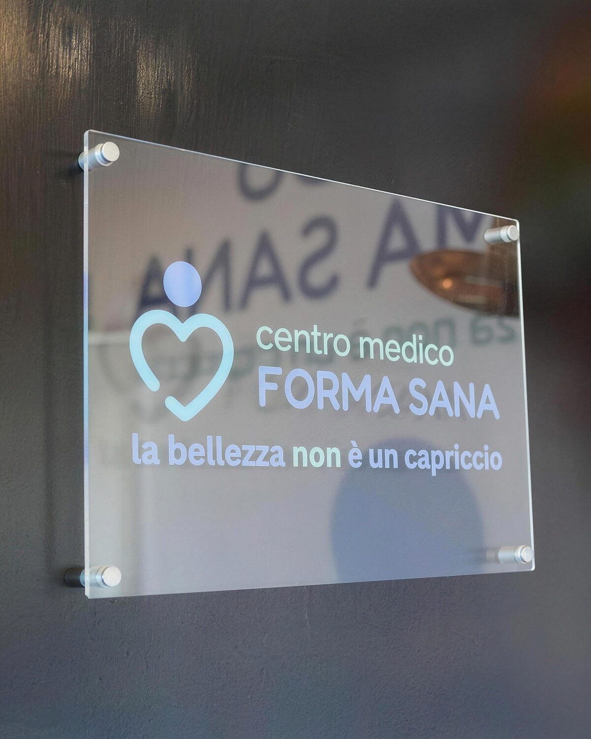 La targa in vetro all'ingresso: centro medico Forma Sana, la bellezza non è un capriccio